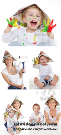 Cute boy and his mother painting with water colours /        - Photo stock